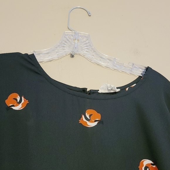 Everly | Women's Navy Fox Print Hi-Low Rolled Sleeved Top (Size Medium) - Picture 6 of 11